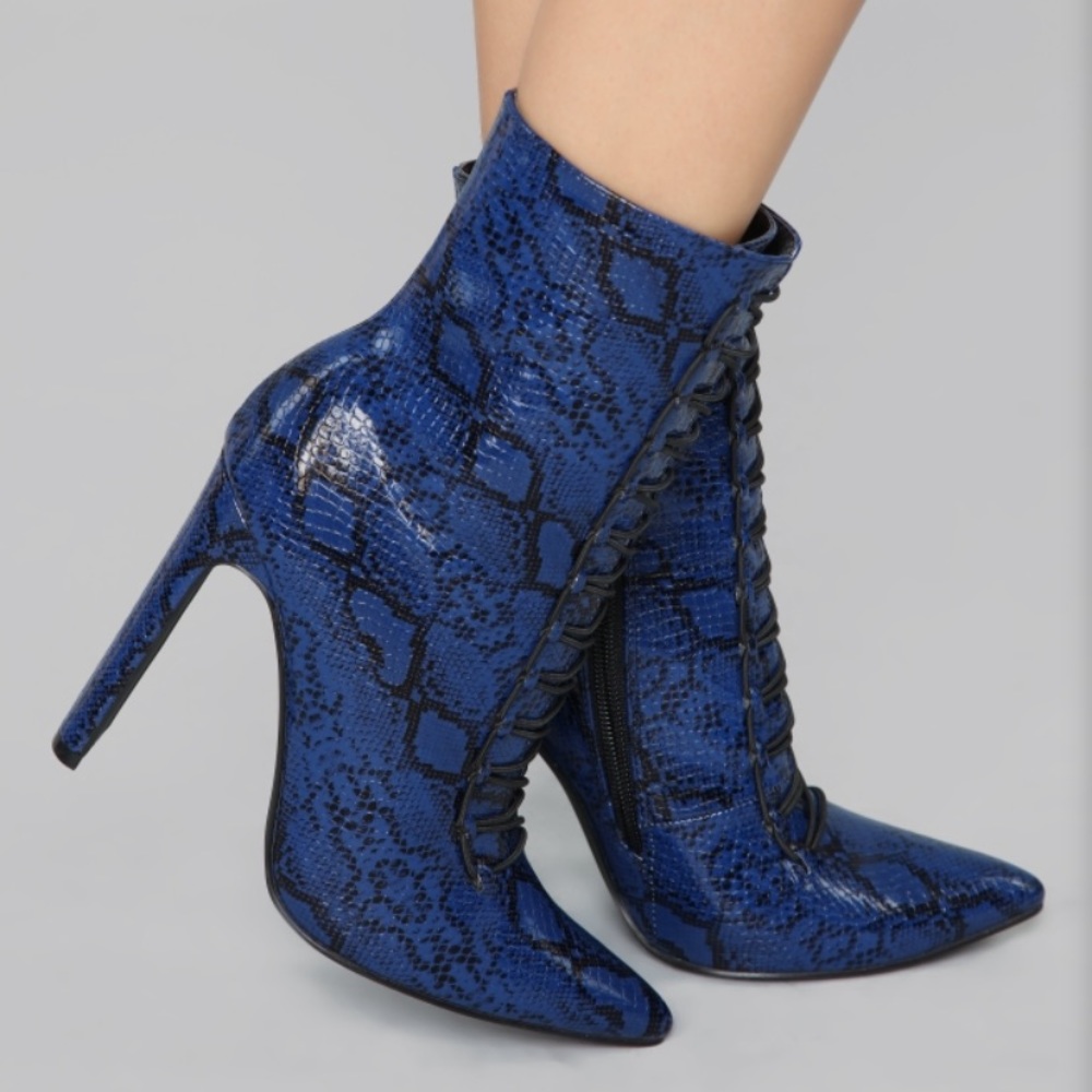 NWT blue snake print booties